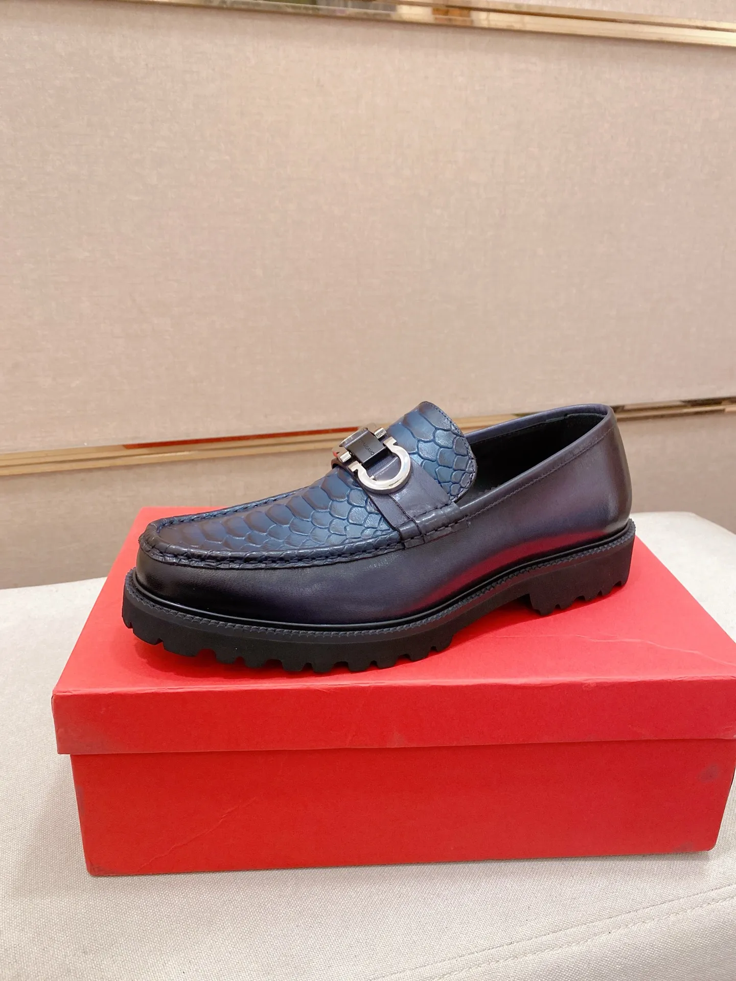 Men's shoes💰: 560💰 High version Ferragamo quality! 🆕🆕Exclusive hot-selling products in stock🔥🔥New products on the shelves, high-quality shoes, high-end driving shoes, with complete packaging! 💪 💪 Material: imported patented cowhide 🐂 + imported high-quality water-dyed cowhide lining + wear-resistant outsole 👍🏻👍🏻 Features: high-end and comfortable, purely handmade 🚀 🚀 Create the perfect shoes that suit you best 🔥 🔥 Size: (38-44) Can be customized 45 non-returnable!